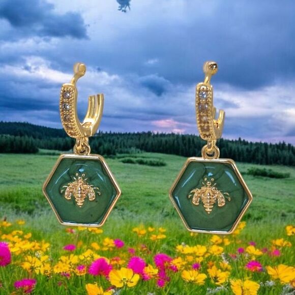 Seaglasscoaztallemonades.com Jewelry - Elegant Gold and Green Bee Earrings